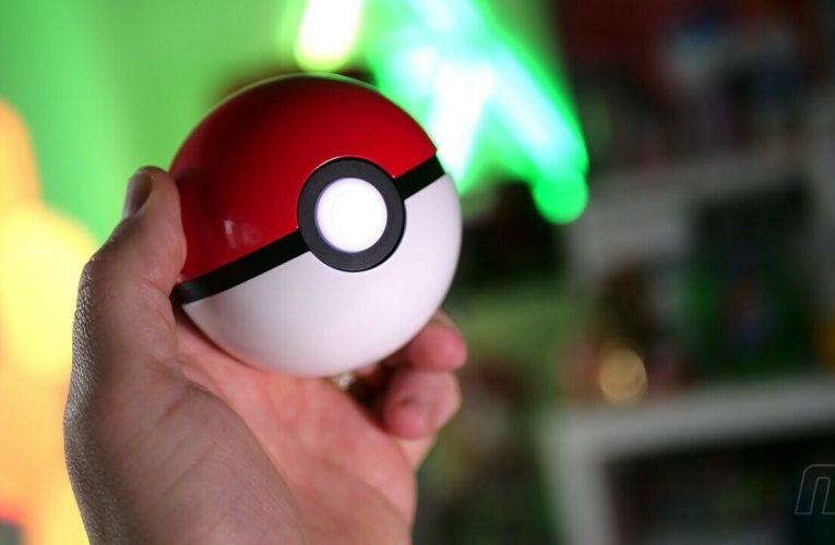 Vuoi sentirti come un vero allenatore di Pokémon? Prova questa replica di Poké Ball premium