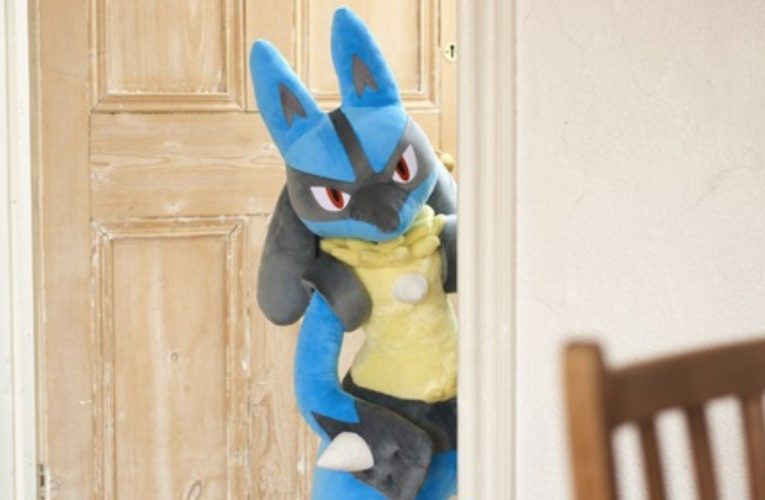 Quel peluche Lucario a grandezza naturale è finalmente disponibile nel Regno Unito